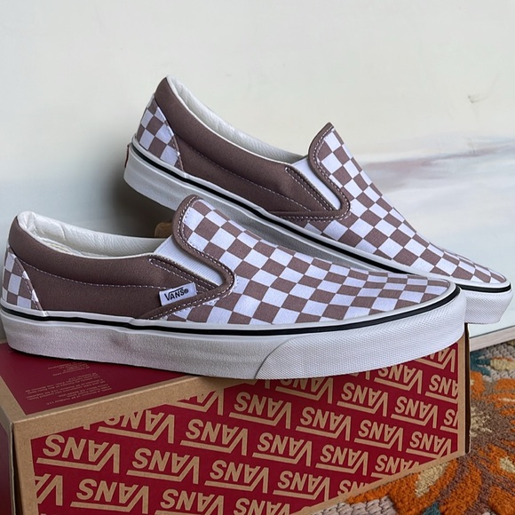 Vans Men’s Classic Slip-On
Color Theory Checkerboard
VN000BVZC9|
Sneakers - Picture 6 of 16
